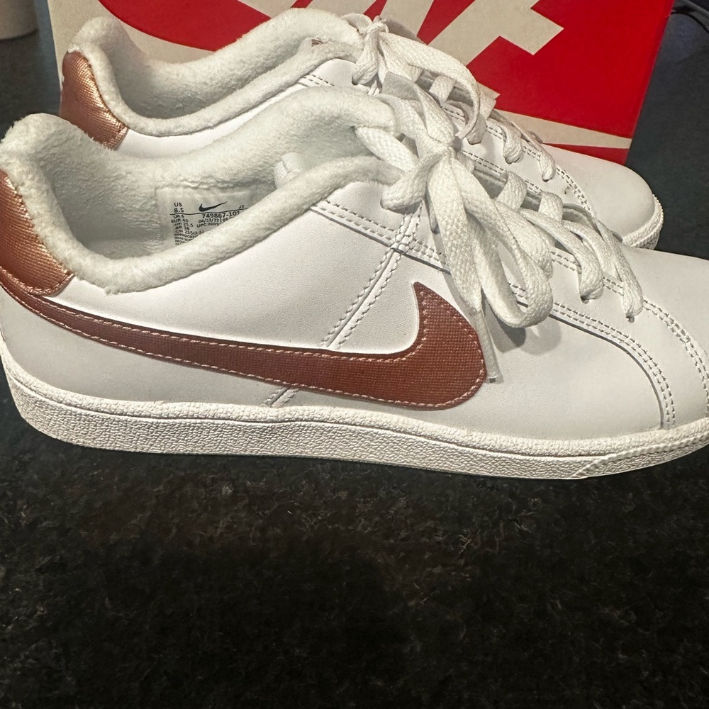 NIKE COURT ROYALE SNEAKER
